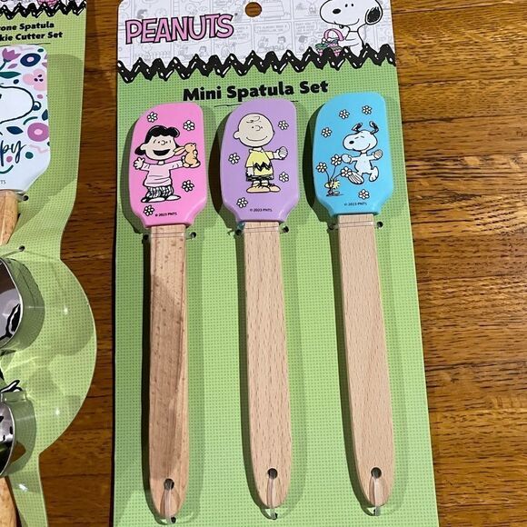 Peanuts Snoopy Spring Bag Clips, Spatulas and Cookie Cutter Set of 11 NWT - Picture 2 of 6